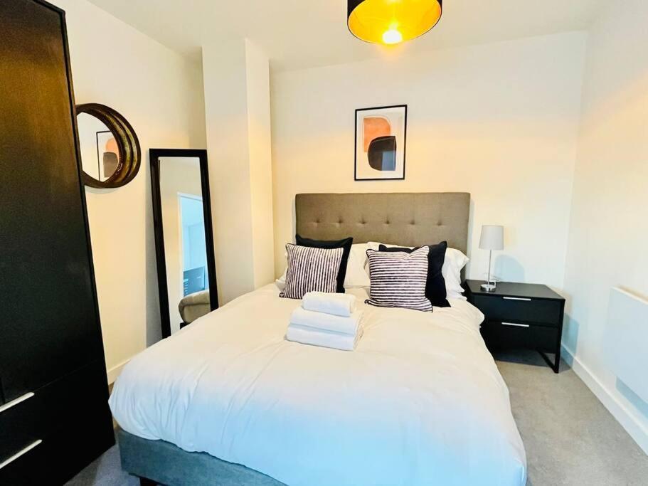 Modern One Bedroom Apartment Near Old Trafford Stadium Manchester Bagian luar foto